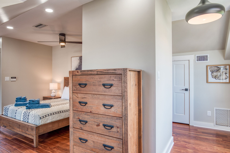 Room 2, Colonial Quarter Hideaway With Modern Comforts & Balcony - Near the Beach, Saint Johns