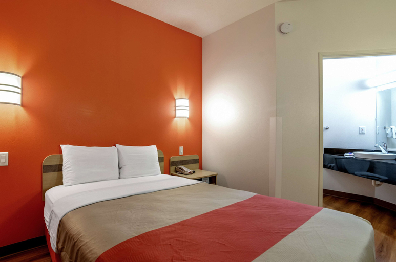 Bedroom 3, Motel 6 Kearney, NE, Buffalo