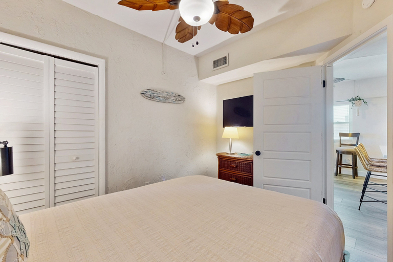 Room 4, Modern Oceanfront Condo With Outdoor Pool, Balcony, & Washer/dryer, Duval