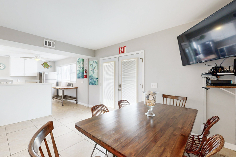 Room 4, Sparkling Retreat Steps to Beach Fenced Backyard Snowbird Availability, Nassau