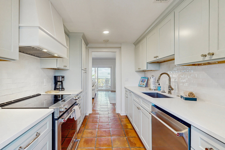 Private kitchen 4, Newly Renovated Spacious Villa w/ Ocean Views, Pool & Beach Access, Nassau