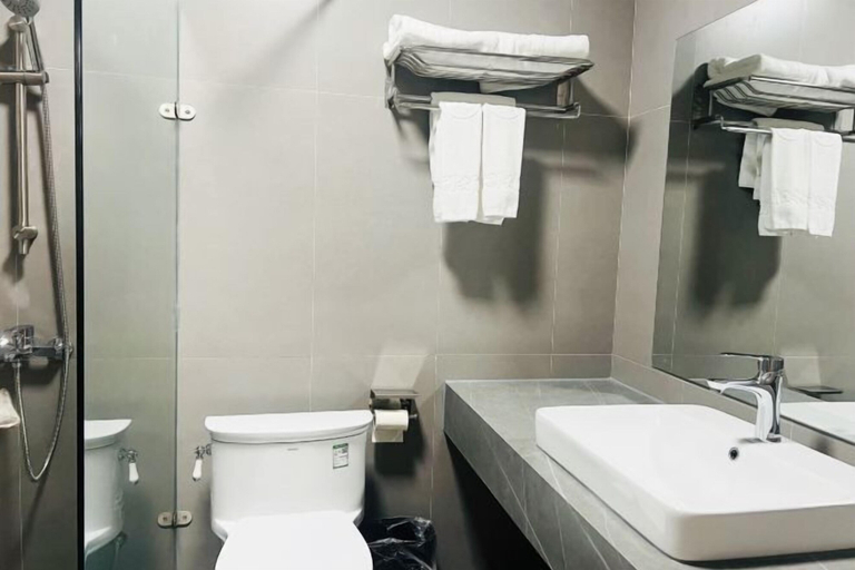 Bathroom 2, Baoli Hotel, Yongzhou