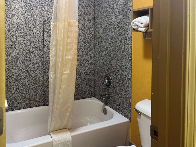 Bathroom 5, Motel 6 Morrilton, AR, Conway