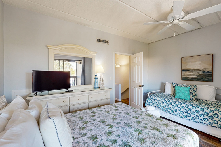 Room 5, Oceanfront Condo With Resort Amenities, Beach Access and Pool, Saint Johns