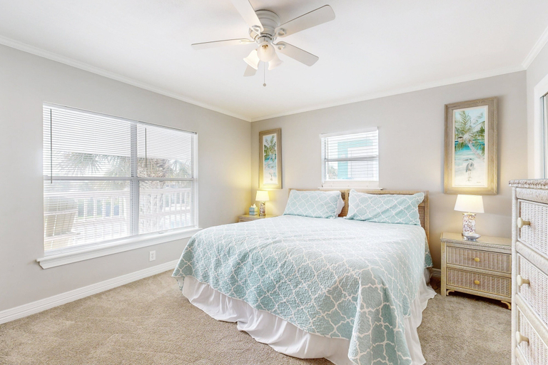Room 2, Island Escape With Ocean-view Deck & Steps to Beach - Snowbirds Welcome, Nassau