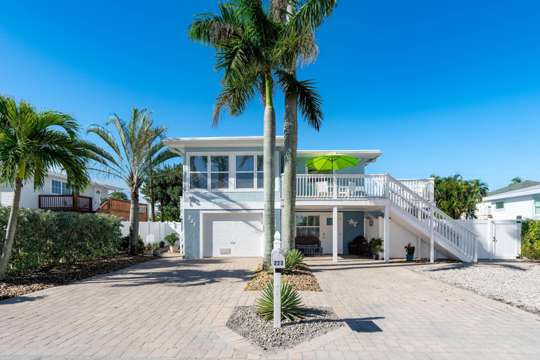 Exterior 5, Blue Pearl Manor Upper, Lee