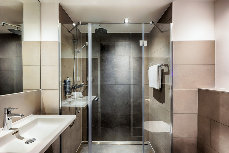 Bathroom 4, Premier Inn Wiesbaden City Centre, Wiesbaden