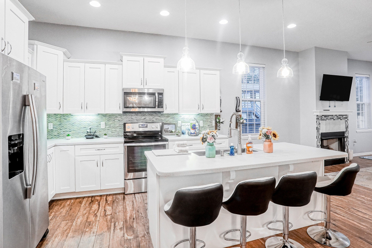 Private kitchen 2, Updated, Dog-friendly gem W/fenced Yard, Foosball & Pool Tables, Wifi, Fireplace, Saint Johns