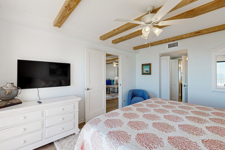 Room 3, Oceanfront Condo With Private Balcony, Shared Pool and Beach Access, Nassau