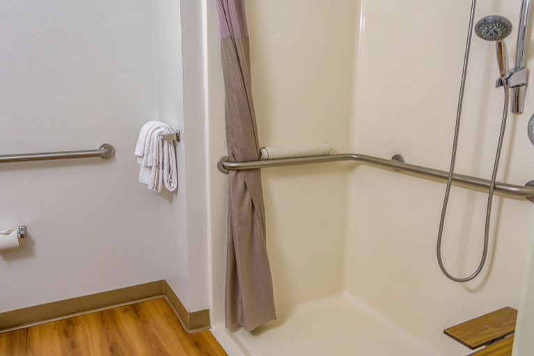 Bathroom 4, Motel 6 Redmond, OR, Deschutes