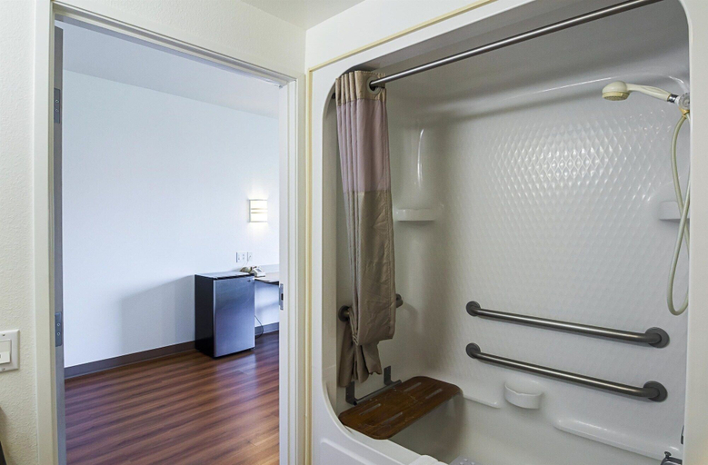 Bathroom 5, Motel 6 Wheatland, WY, Platte