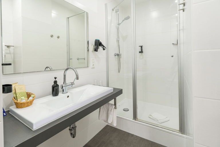 Bathroom 5, Hotel Rüdesheimer Hof, Rheingau-Taunus-Kreis