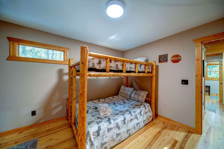 Room 3, Buck Valley Lodge Home for 12, Gilmer