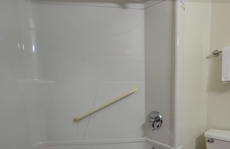 Bathroom 4, Motel 6 Whitby, ON - Toronto East, Durham