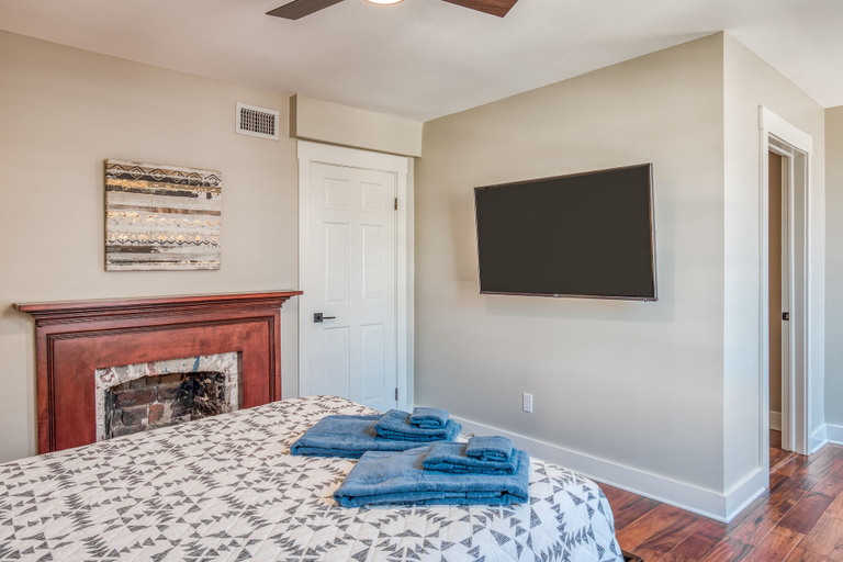 Room 3, Colonial Quarter Hideaway With Modern Comforts & Balcony - Near the Beach, Saint Johns