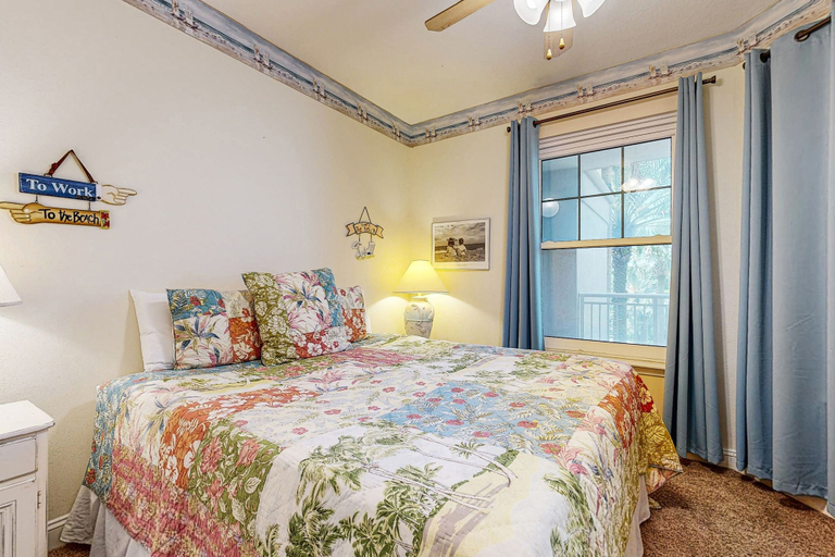 Room 2, Oceanfront Condo With Great Ocean View, Balcony, Fast Wifi & 2 Shared Pools, Nassau