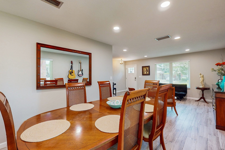 Room 3, Updated House With Enclosed Yard, Patio, Central AC, & Washer/dryer, Duval