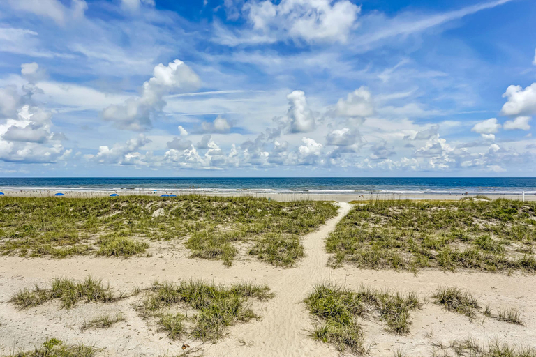 Beach 4, Elegant, Oceanfront Condo With Balcony, Washer/dryer & On-site Pool, Nassau