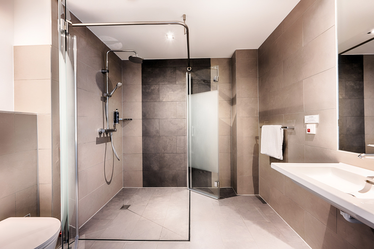 Bathroom 4, Premier Inn Wiesbaden City Centre, Wiesbaden