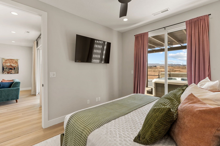 Room 5, Terra Rossa 8 Bedroom Townhouse, Washington