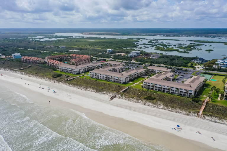 Beach 5, Oceanfront Townhouse With Shared Pools, Ocean View, Wifi, W/d, and Central AC, Saint Johns
