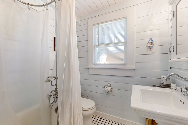 Bathroom 3, Pet -friendly Home Walking Distance to Down St Augustine, Saint Johns