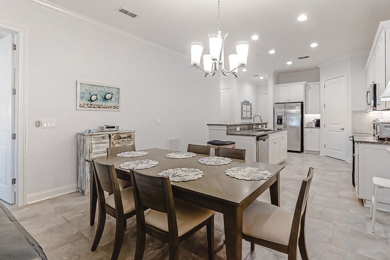 Room 5, Updated Townhome Near the Ocean W/private Patio, Shared Pool, Central A/C, Nassau