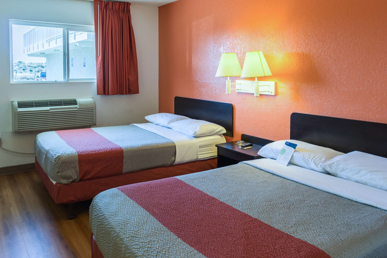 Bedroom 3, Motel 6 Bakersfield, CA - East, Kern