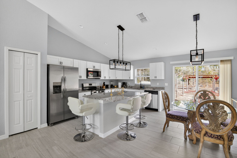 Private kitchen 4, Modern Luxurious Home On 1 Private Acre 3 Bedroom Home, Marion