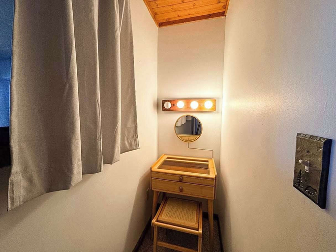 Interior 5, Hilltop - Bouchard Shores Resort, Oneida