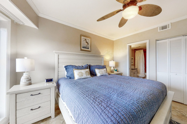 Room 5, Bright & Airy Oceanfront Condo With Pool, Huge Balcony, Washer/dryer & AC, Nassau