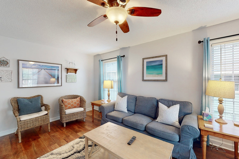 Living area 4, Charming Dog-friendly Home With Deck, Golf Nearby, Full Kitchen, & Washer/dryer, Glynn