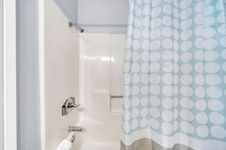 Bathroom 3, Lullwater Beach 415, Bay