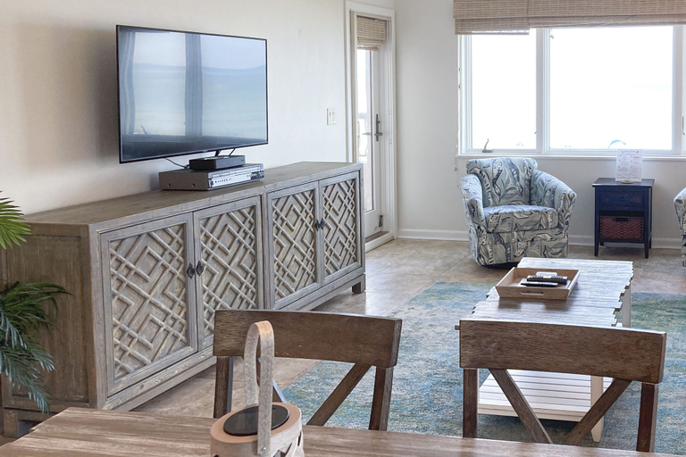 Living area 2, Beautiful Condo With Gorgeous Ocean Views From Balcony + Shared Pool & Free Wifi, Nassau