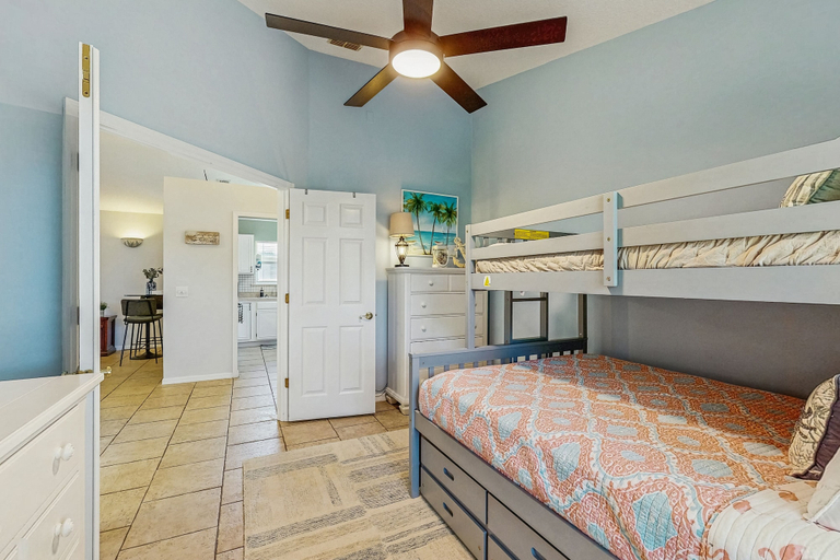Room 3, Dog-friendly Home With Enclosed Backyard, Private Hottub and Sunroom, Saint Johns