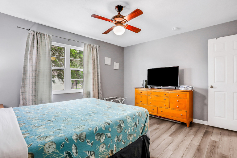 Room 5, Charming Condo w/ Pool 500 Yards to Beach, Near Lighthouse & Downtown, Saint Johns