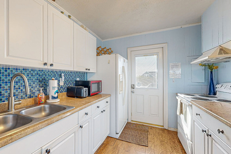 Private kitchen 4, Serene 2-level Home With Wifi & Deck - Walk to Beach, 1 dog Welcome, Saint Johns