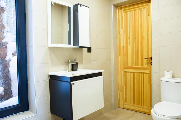 Bathroom 4, Aparan park