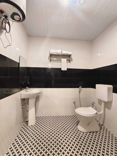 Bathroom 2, Laxmi Vilas, Varanasi