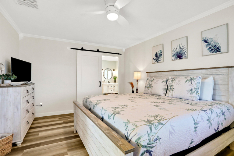 Room 5, Updated Home Across From Beach With Covered Balcony, Central AC, & Washer/dryer, Flagler