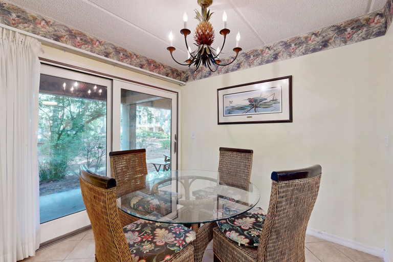 Room 2, Ground-floor Summer Beach Village Condo With a Great View Plus Patio & Pool, Nassau