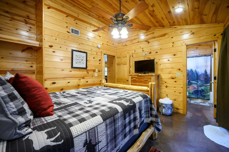 Room 5, Lost Key Cabin Stay for 8, McCurtain