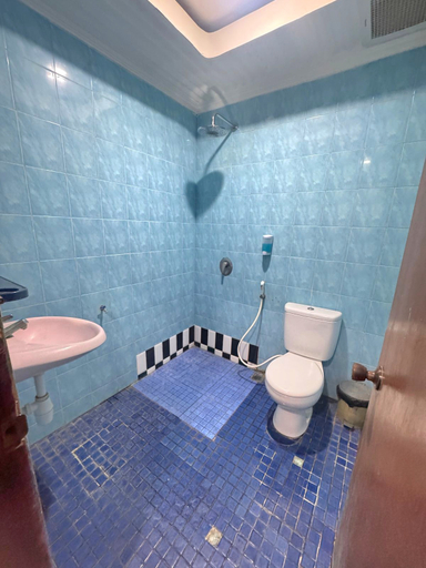 Bathroom 5, Hotel Aurora Kartini, Cirebon