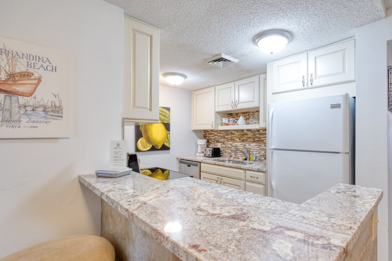 Private kitchen 3, Cozy Condo With Balcony, Garden Views and Beach Access, Nassau