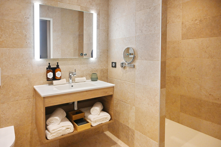 Bathroom 3, Walnut Bistro & Suites, Dordogne