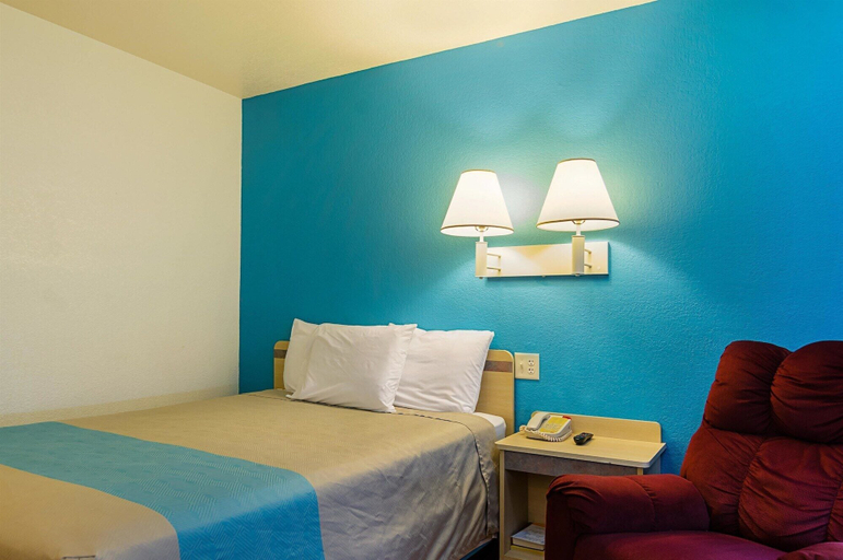 Bedroom 3, Motel 6 Mitchell I-90, SD, Davison