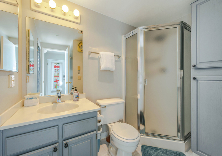 Bathroom 5, The Hood River Condominiums, Hood River