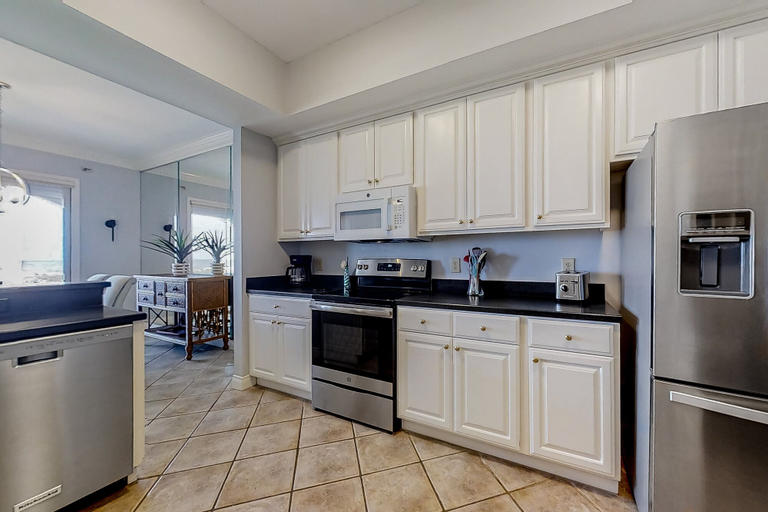 Private kitchen 3, Oceanfront, Gated Community Townhome With Private W/d, Beach & Pool Access, Nassau