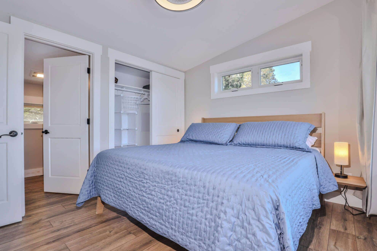 Room 5, Eikedahls' Shoreview Cottage, Oneida