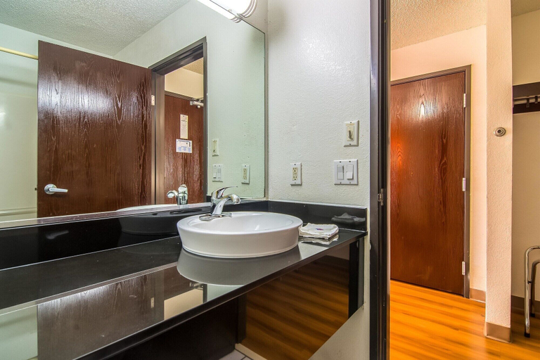 Bathroom 4, Motel 6 Dallas, TX - North - Richardson, Dallas